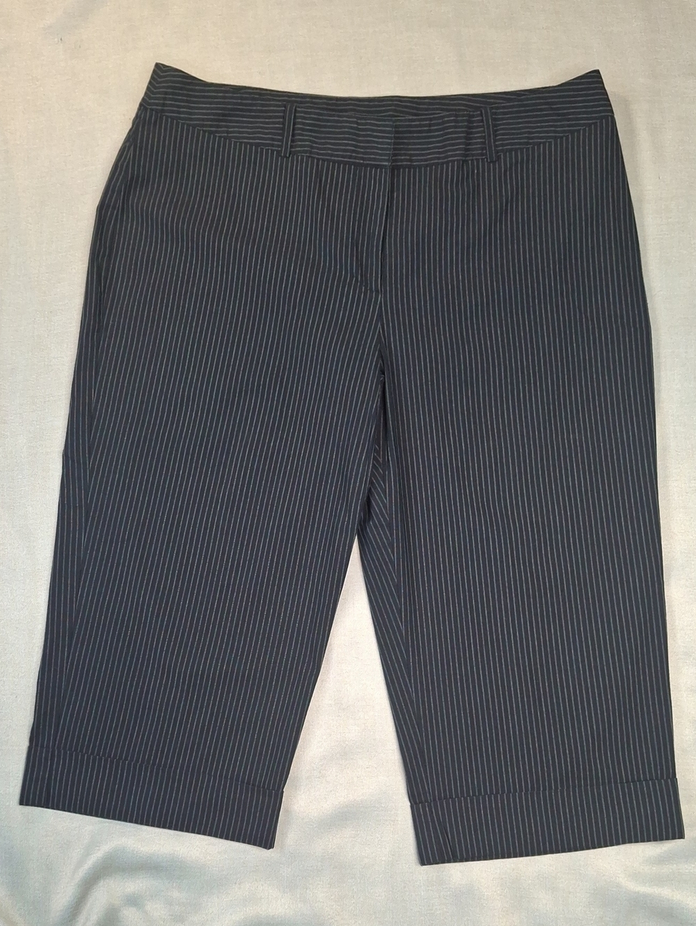 💥3/$20💥 Laura Petites Pinstripe Cropped Capri Pants Cuffed Hem Sz 14P Ins 18"